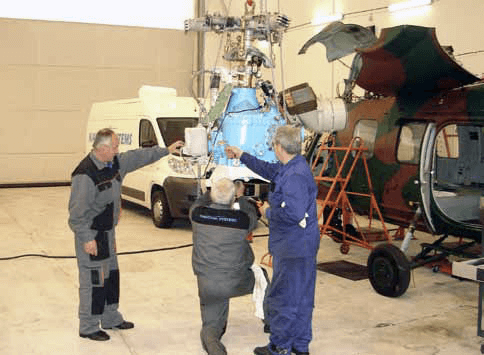 Ekipa NAVCOM SYSTEMS w trakcie prac obslugowych